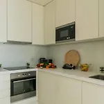 Апартаменти 2bdr With Balcony By Lovelystay Лісабон
